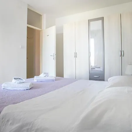 Three Bedroom Near Beach Znjan *