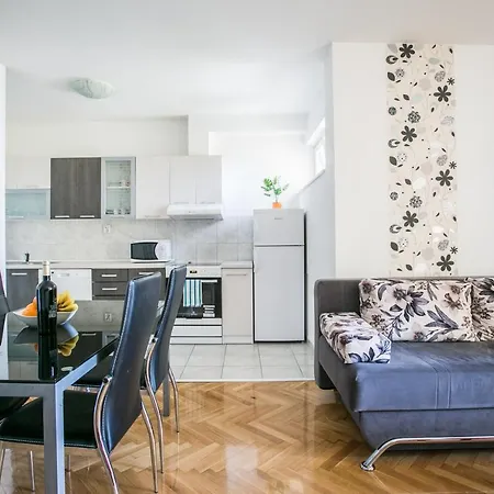 아파트 Three Bedroom Near Beach Znjan *
