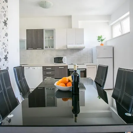 Three Bedroom Near Beach Znjan 아파트 *