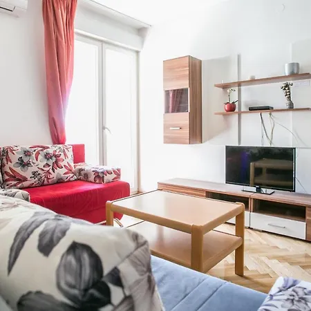 아파트 Three Bedroom Near Beach Znjan