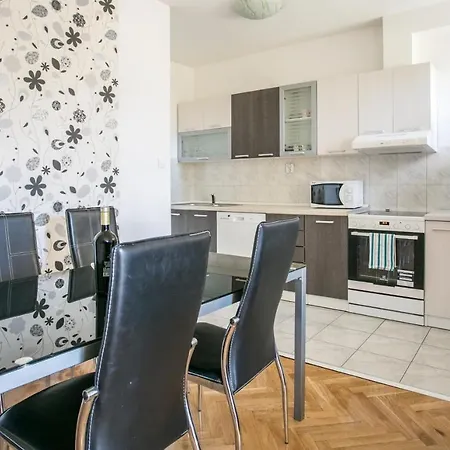 Three Bedroom Near Beach Znjan Split