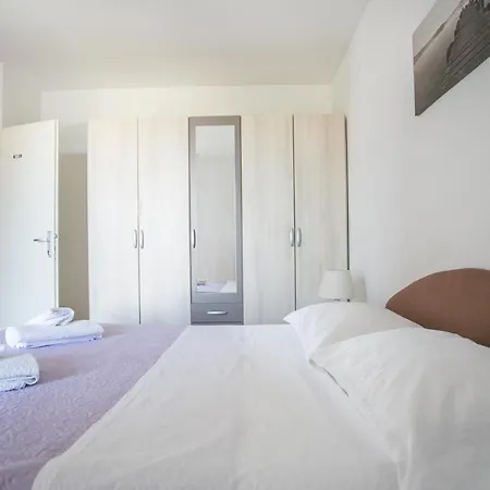 Three Bedroom Near Beach Znjan 아파트 *