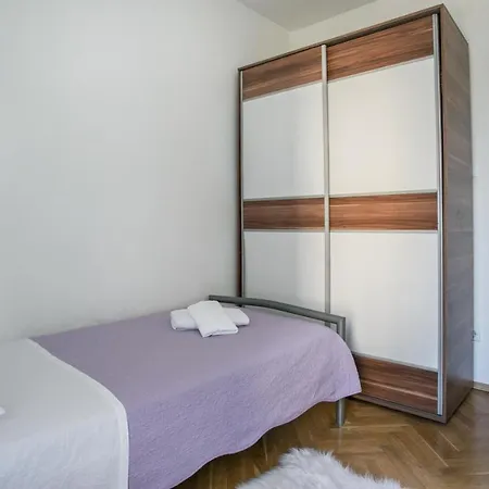 Apartman Three Bedroom Near Beach Znjan