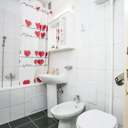 아파트 Three Bedroom Near Beach Znjan 스플리트
