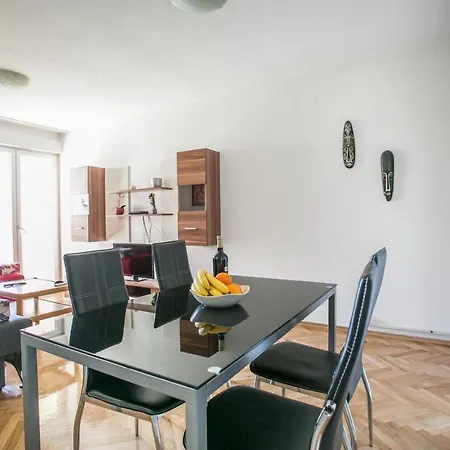Apartman Three Bedroom Near Beach Znjan Split