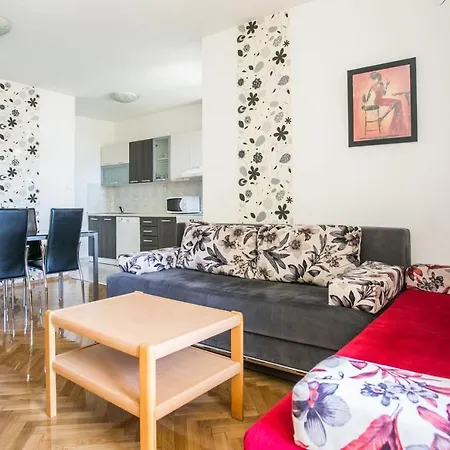 Three Bedroom Near Beach Znjan